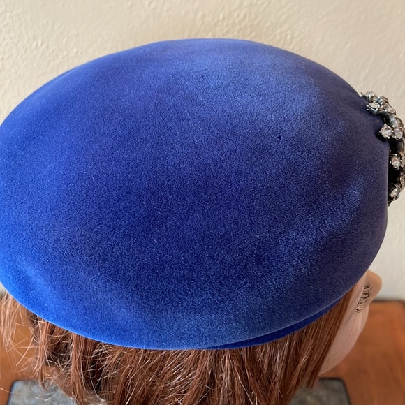 Vintage cobalt blue velour beret style hat with statement rhinestone pin - Picture 8 of 14